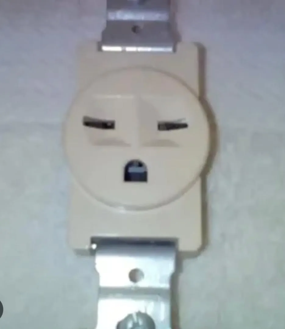 TOMA TIPO CHINO 15AMP 110/250V